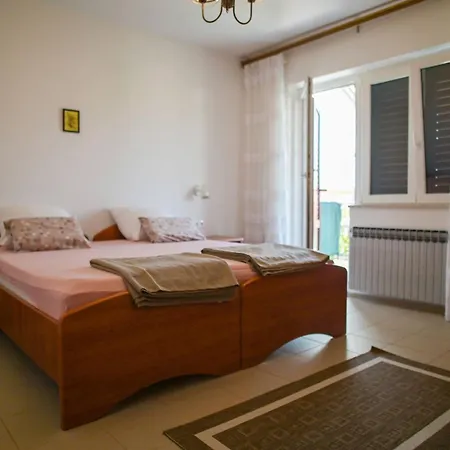 Helena Apartment *