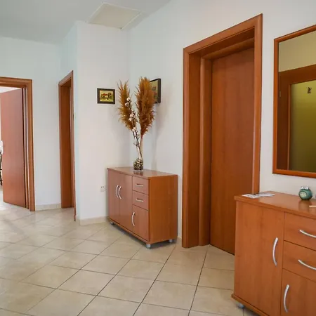 Helena Apartment *